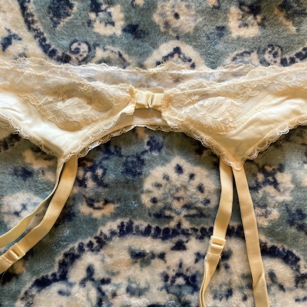 GLYDONS ivory garter belt